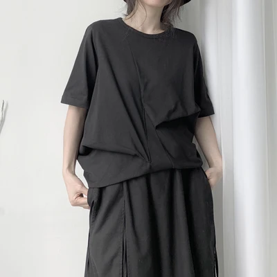 Женская Асимметричная футболка с круглым вырезом черная плиссированная