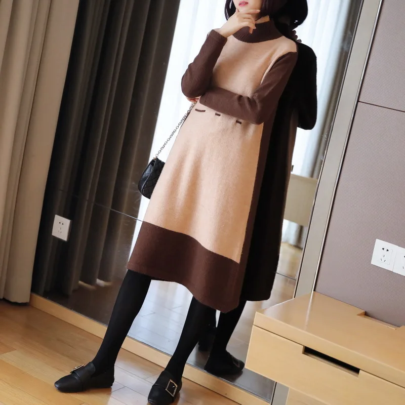 Мягкое короткое трикотажное зимнее платье женское контрастное черное с длинным