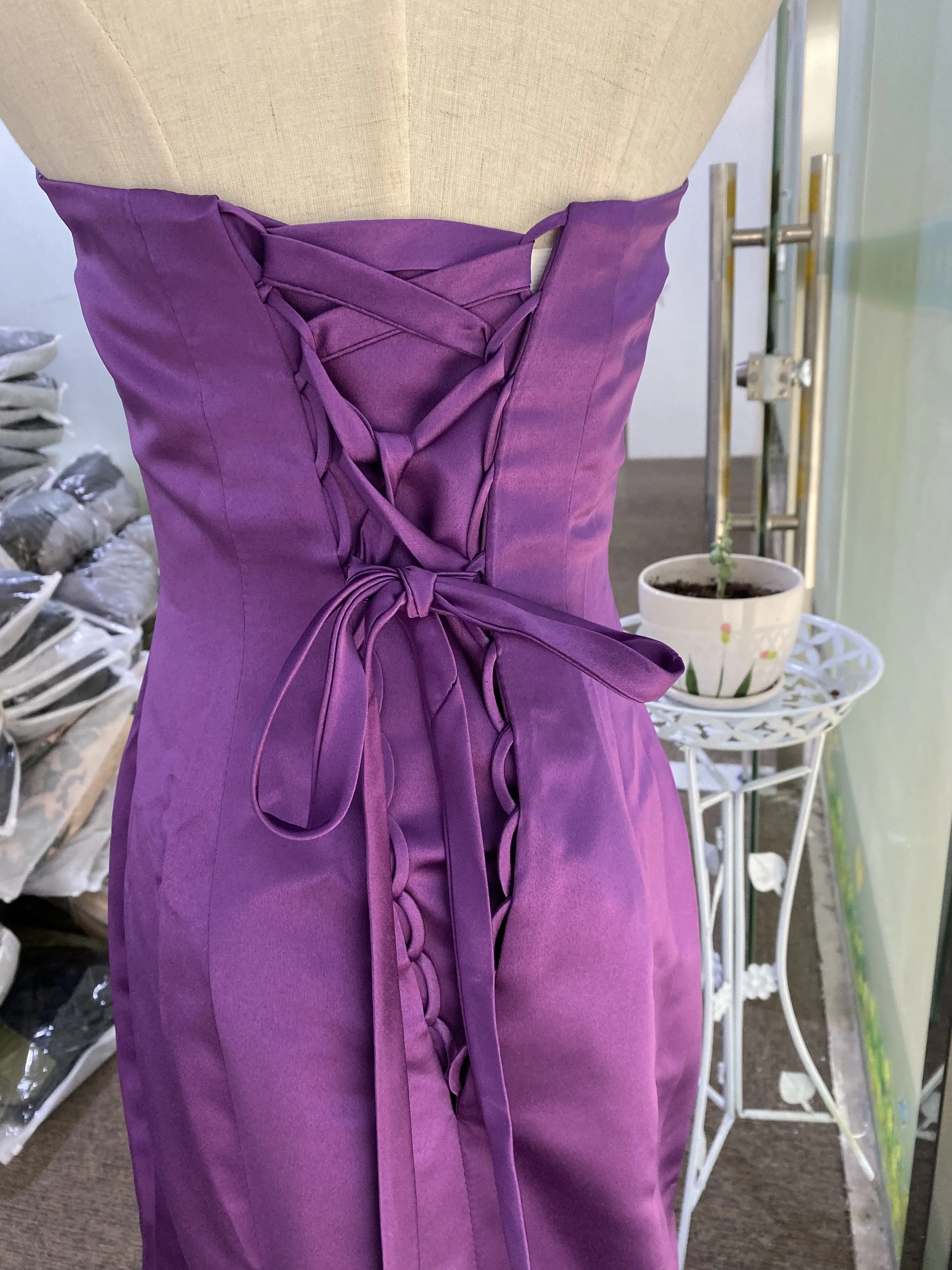 Новинка 2018 сексуальное атласное платье без бретелек на шнуровке облегающее