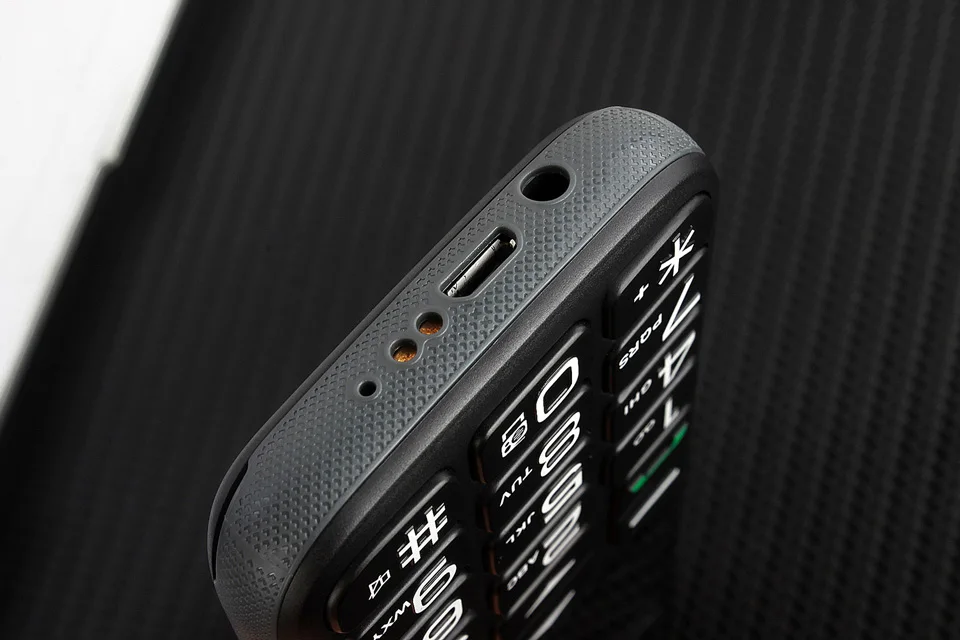 UNIWA V808G английская русская клавиатура 10 дней в режиме ожидания 3g WCDMA сильный фонарь Мобильный телефон большой SOS 3g мобильный телефон