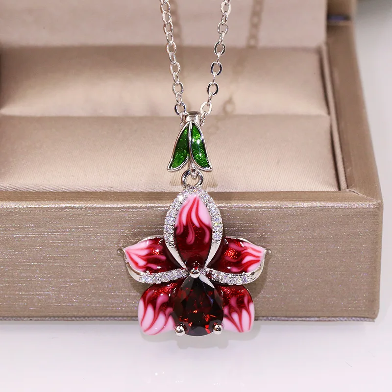 

Vintage Fashion Red Flower Shape Pendant Necklace Inlay White Zircon Drip Oil Necklace For Women Elegant Wedding Party Jewelry