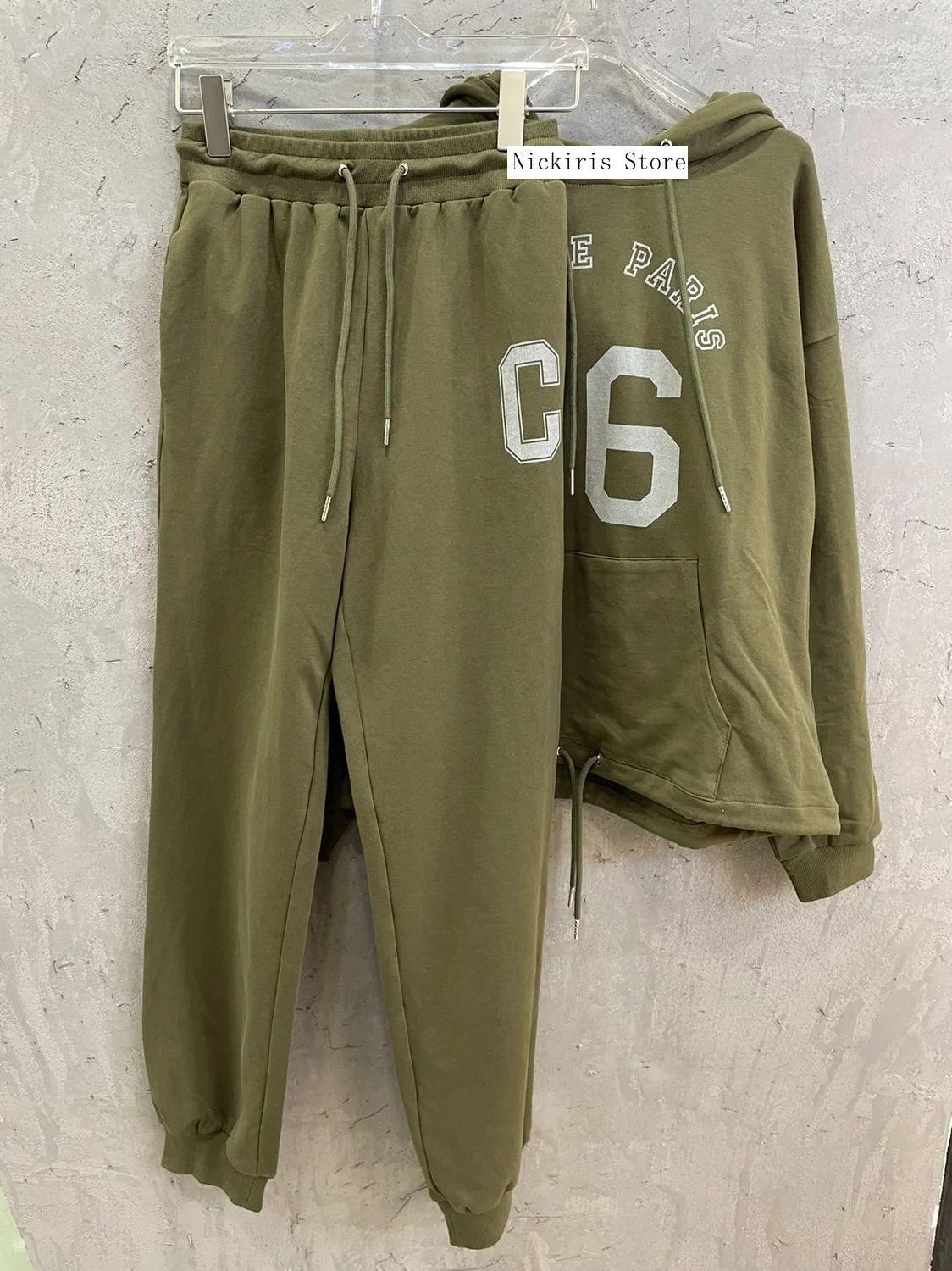 

Свитшот с капюшоном и надписью на раннюю осень