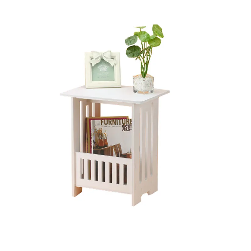 Маленький круглый центральный стол с боковой стороны спальни балкон