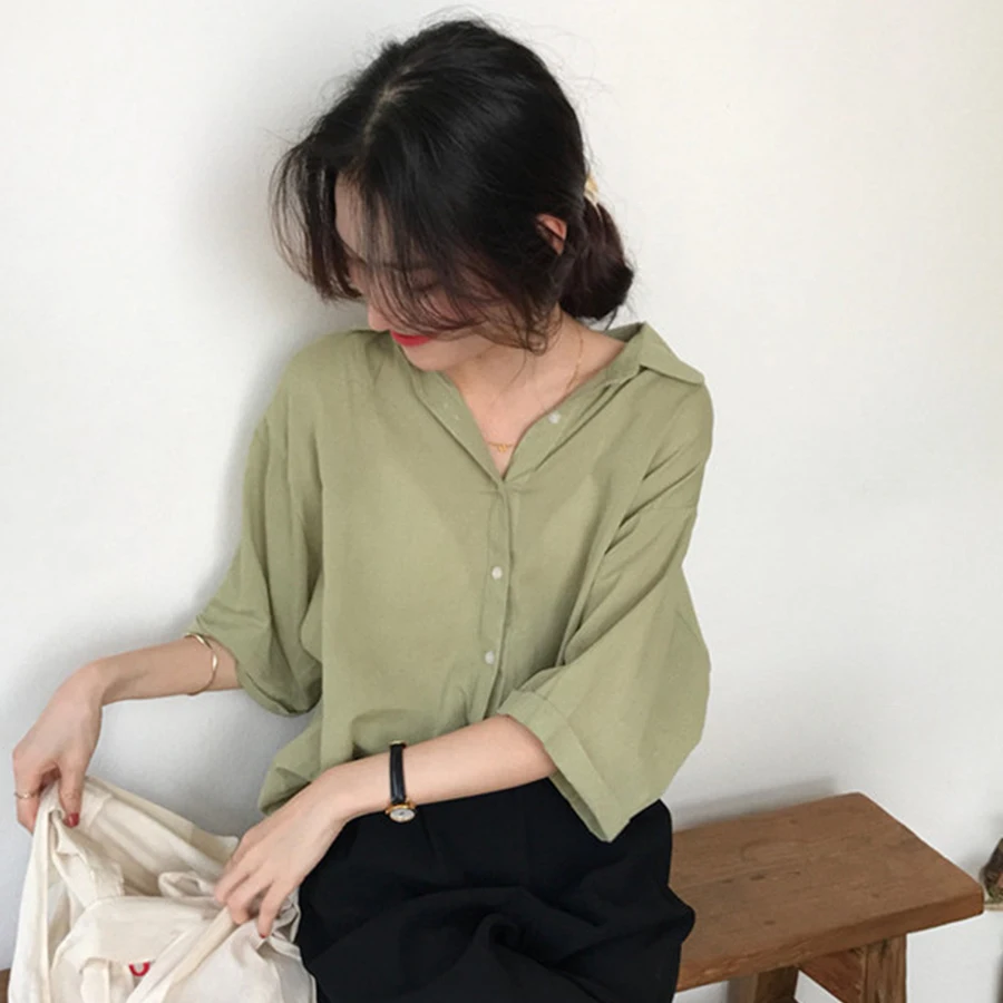 Рубашка женская белая облегающая с треугольным вырезом и длинным рукавом в