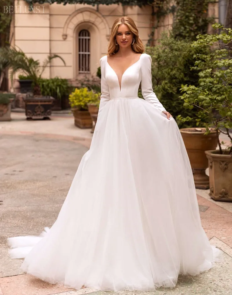 Фото Простое свадебное платье модель 2022 года трапециевидная юбка с V-образным вырезом
