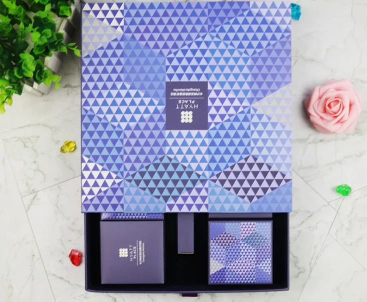 Множество картонных упаковочных коробок для ювелирных изделий на заказ с