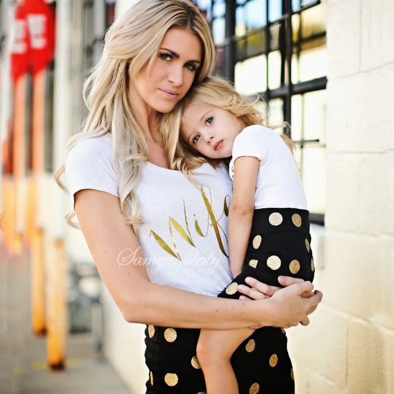 Брендовые одинаковые комплекты для семьи платья в горошек мамы и дочки футболка