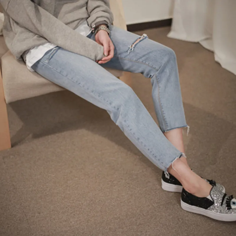 

2020 new hole jeans women spring Korean junior high school students loose straight straight wild beggar nine points Jean pants