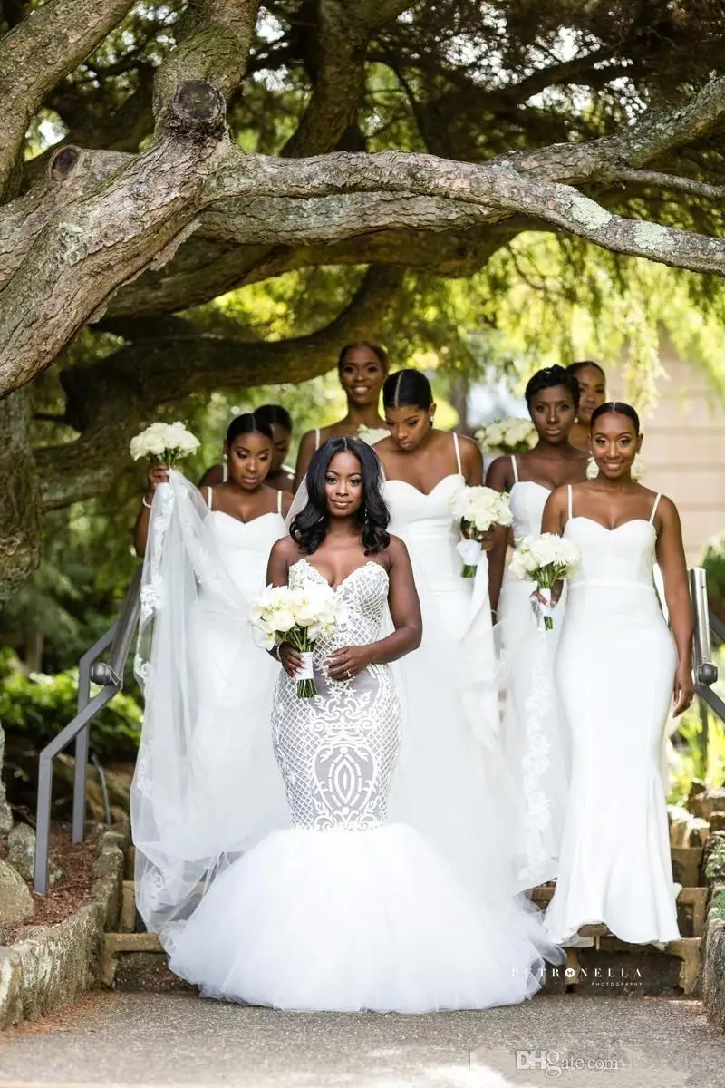 Скромные белые платья подружки невесты на тонких бретельках атласные без