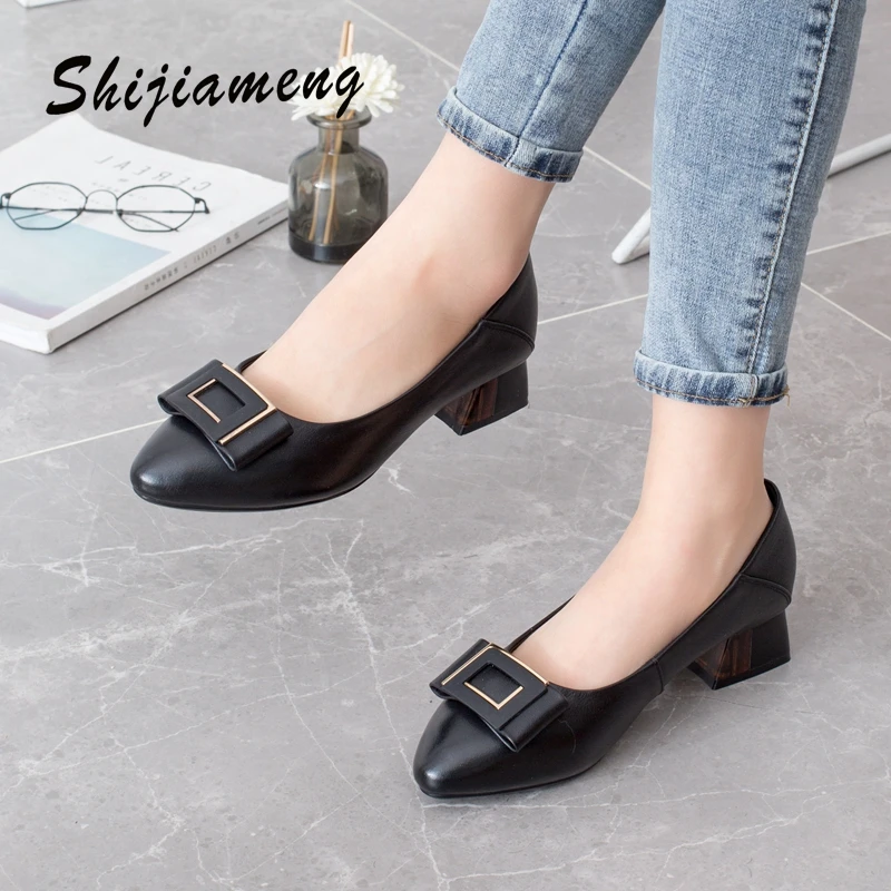 

Женские туфли на среднем каблуке Новинка Весенняя кожаная женская обувь для мам мягкая кожаная обувь на толстом каблуке осень