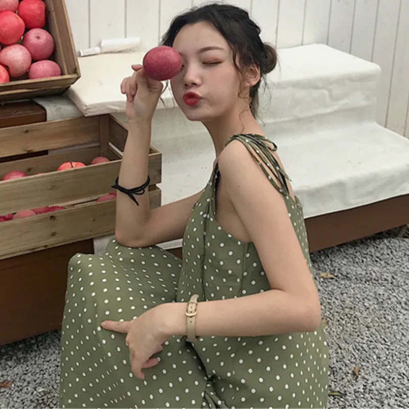 Женское платье в горошек без рукавов с v образным вырезом на тонких бретельках до