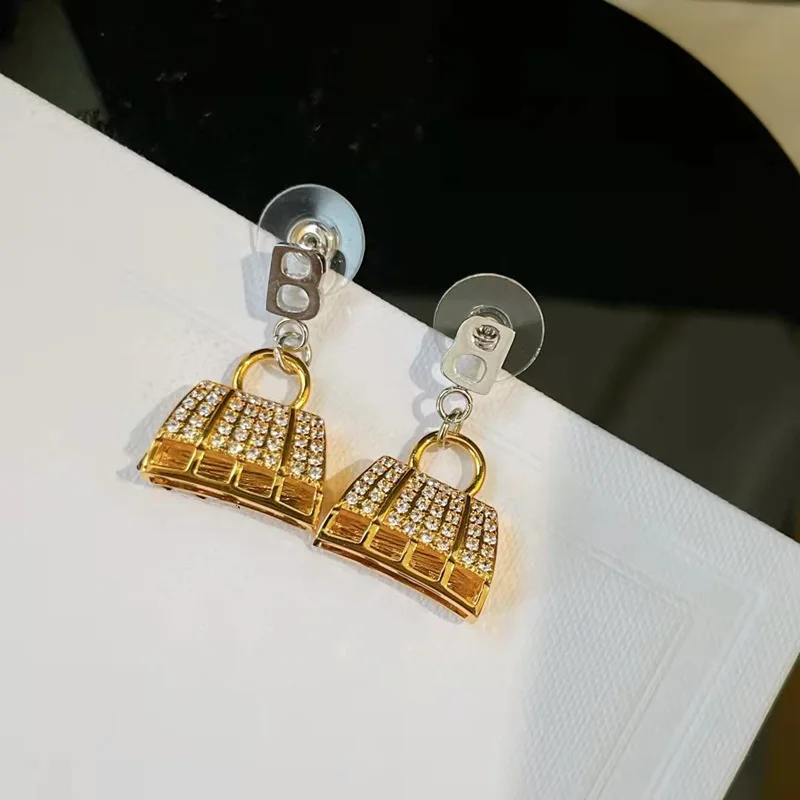 

Fashion domineering personality trend three-dimensional metal green eye hollow leopard head earrings