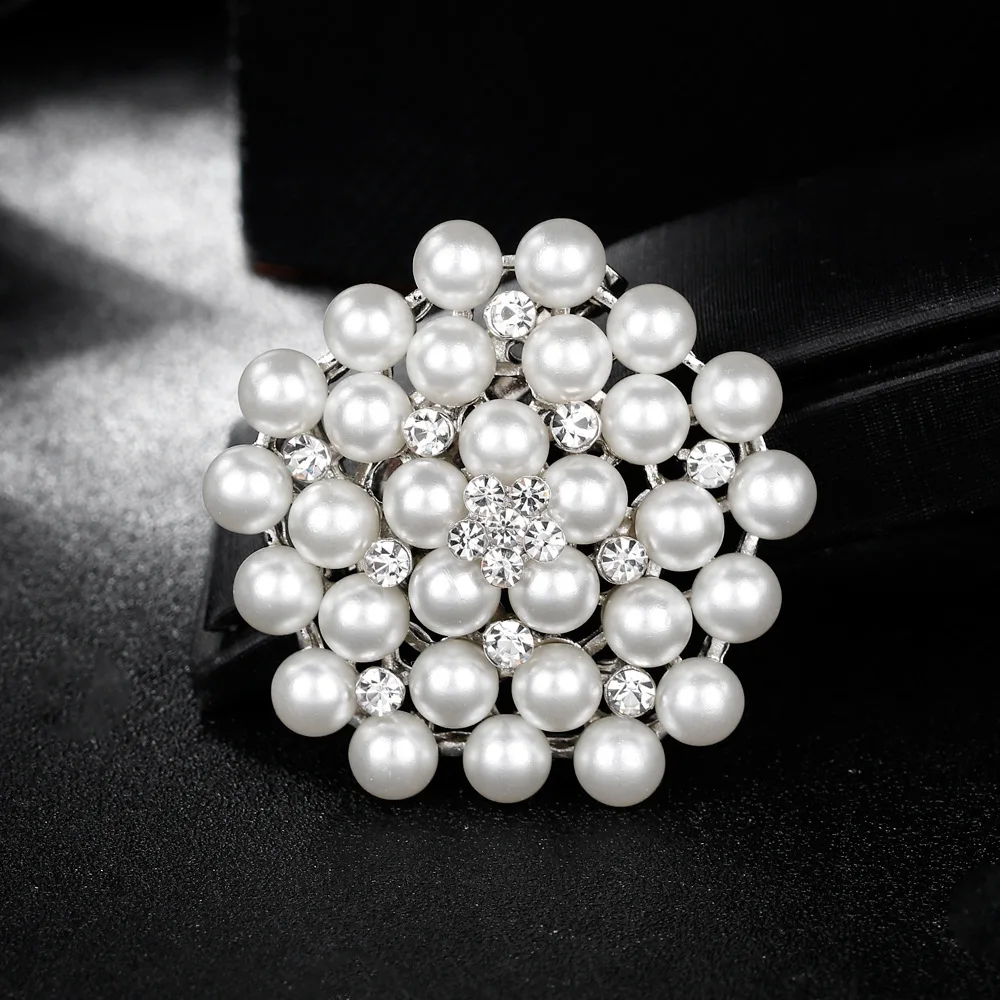 Покрытые хрустальные стразы со стразами идеально сочетаются с нарядным брошь