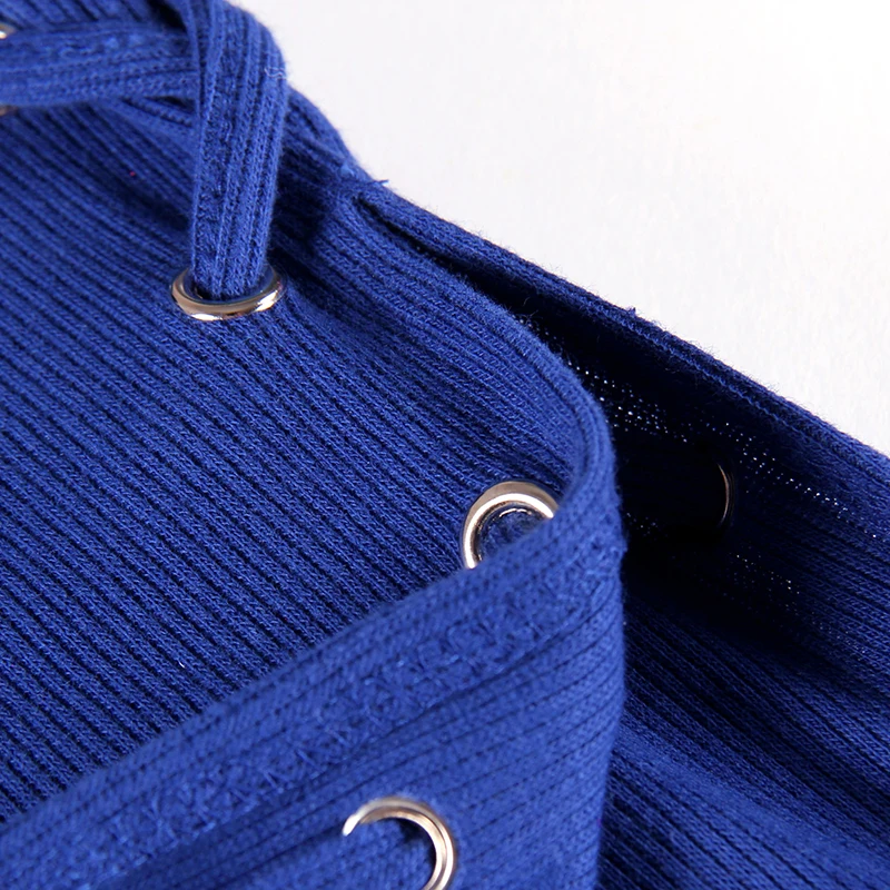 Женское трикотажное платье до середины икры облегающее с разрезом на одной