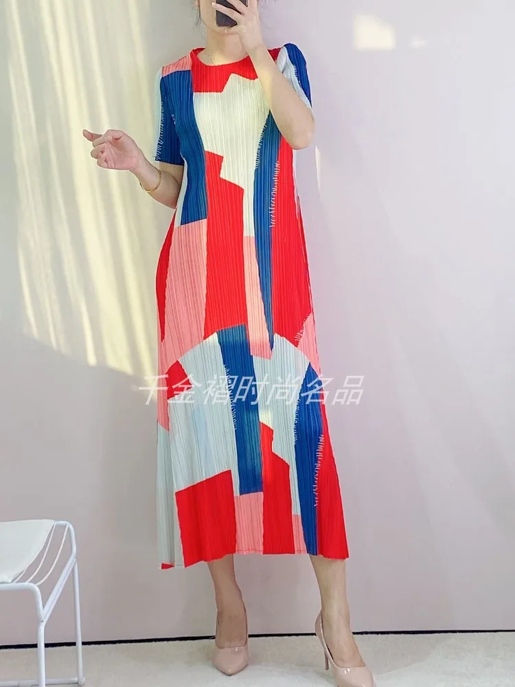 Платье миаке с круглым вырезом коротким рукавом и градиентным принтом