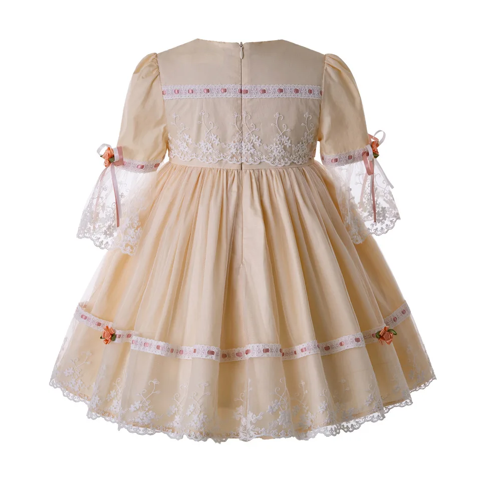 Милое кружевное платье для причастия цвета шампанского с цветком Сетчатое