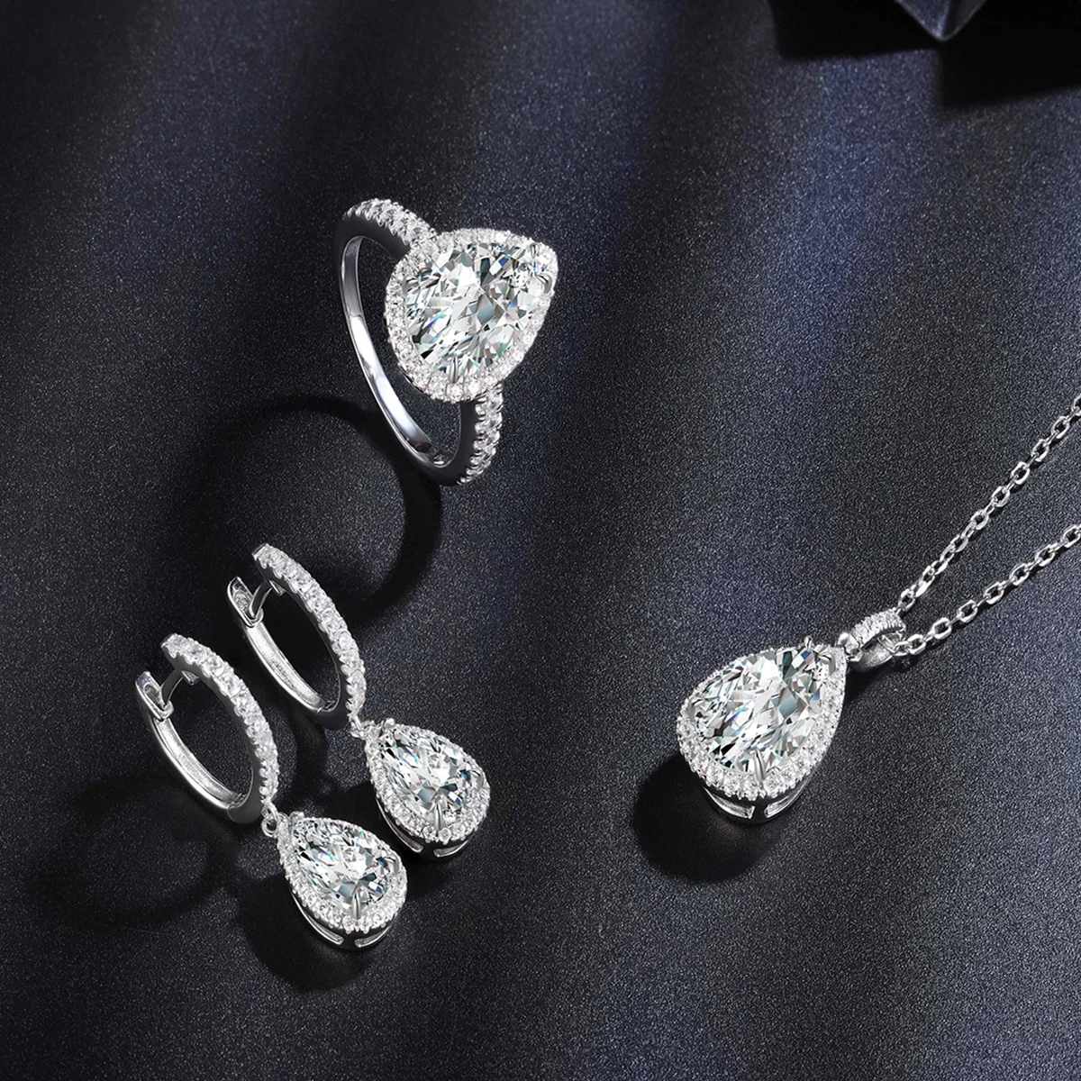 Комплект ювелирных изделий из серебра 925 пробы с муассанитом |