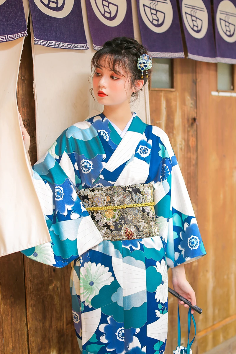 Женское кимоно халат традиционное японское юката светло голубого цвета с