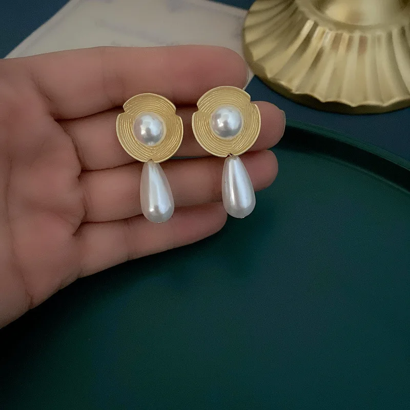 

CINDY XIANG New Vintage Matte Gold Flower Earrings Simple Simulated Baroque Pearl Drop Earring For Women Girls Fashion Jewelry