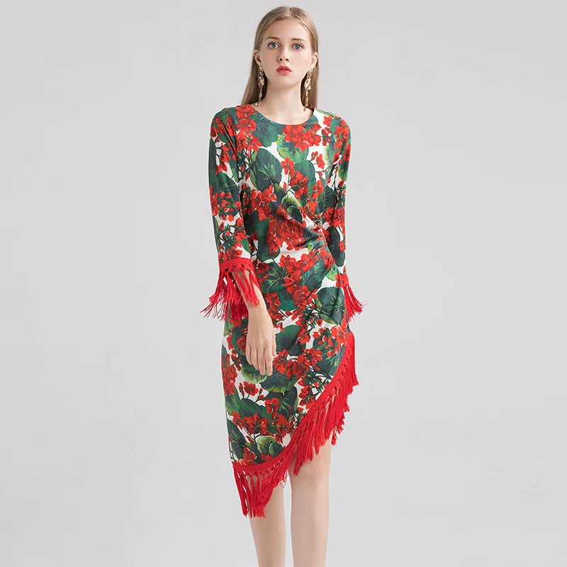 Модельное длинное платье красного цвета с кисточками и цветочным принтом лето 2020