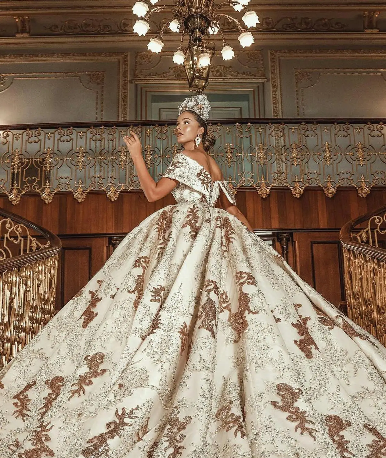 Женское свадебное платье со шлейфом It's yiiya белое кружевное с открытыми плечами