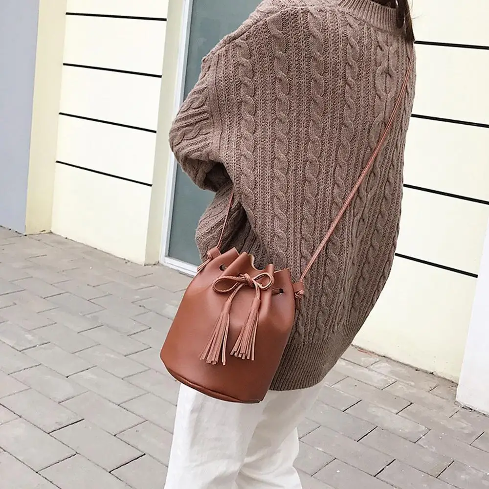 

Female Cute Bag Shoulder Messenger Bag Drawstring Bucket Bag Retro Wild Bag Simple Casual Fashion Temperament Tassels H1