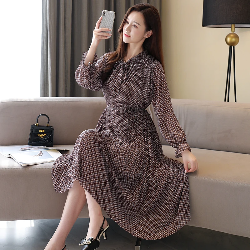 Женское шифоновое платье в клетку свободное плиссированное с воротником бантом