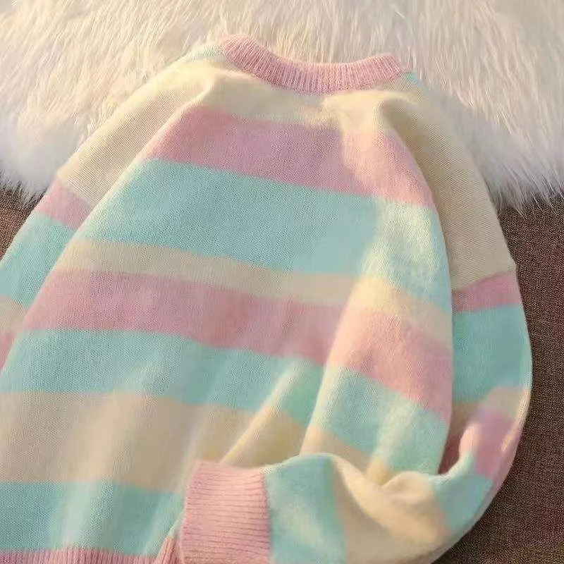 

Осенний свитер в японском стиле в радужную полоску