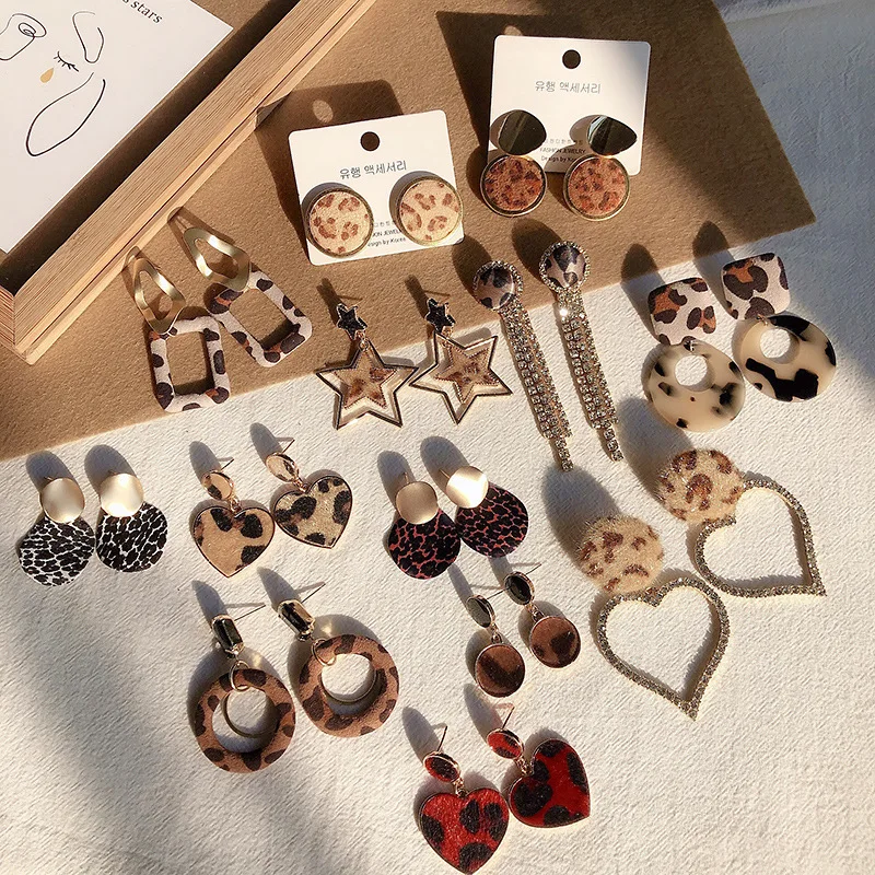 

Новинка 2021 темпераментные Подвесные серьги с леопардовым принтом серьги в стиле ретро с шерстяным шариком аксессуары для женщин корейская ...