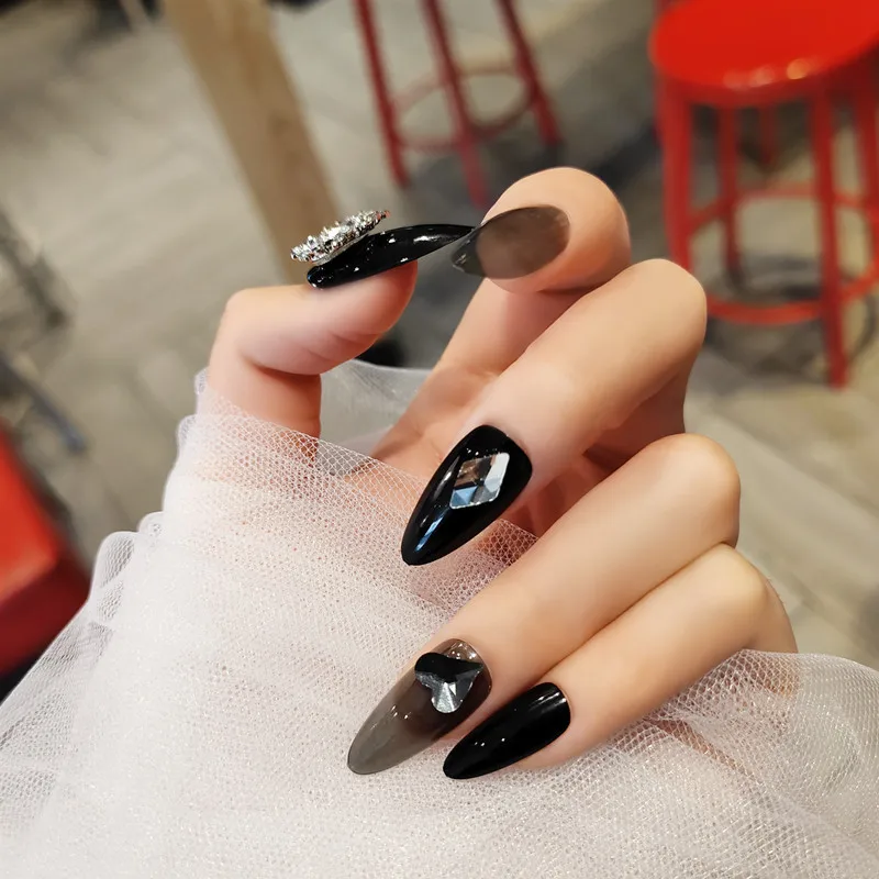 Накладные ногти с черным пронизывающим сердцем Длинные накладные в европейском