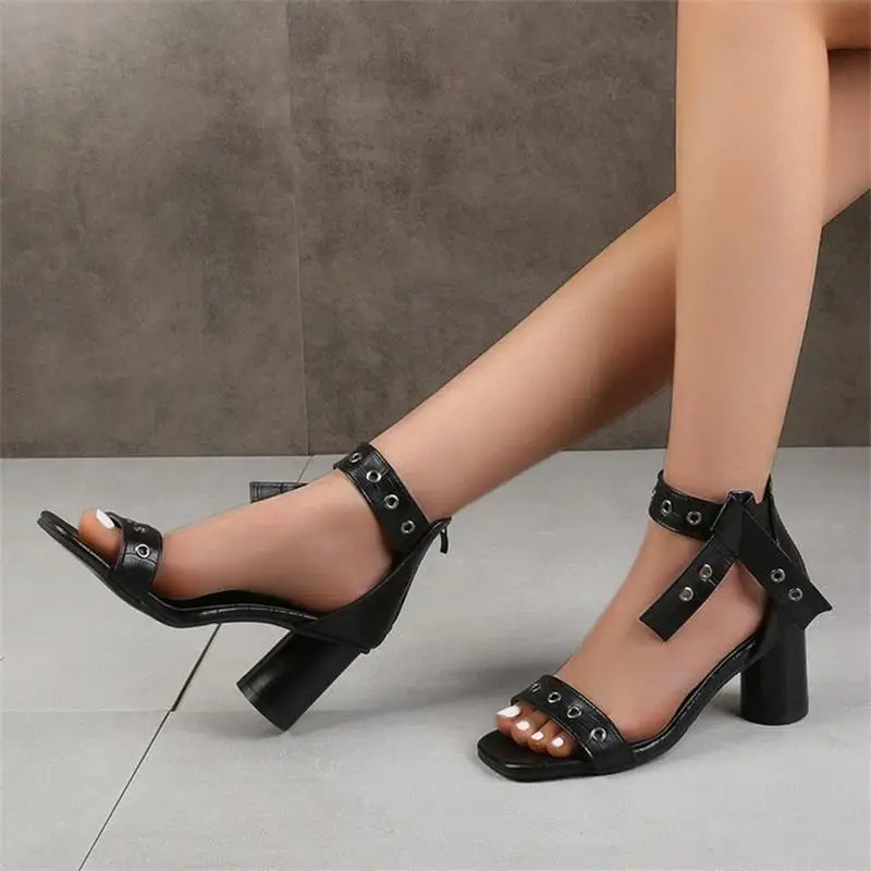 

2021 Women's Shoes Fashion Trend Solid Color PU Rivet Hole Decoration Back Zipper Open Toe Thick Heel Comfortable Sandals 7KG166