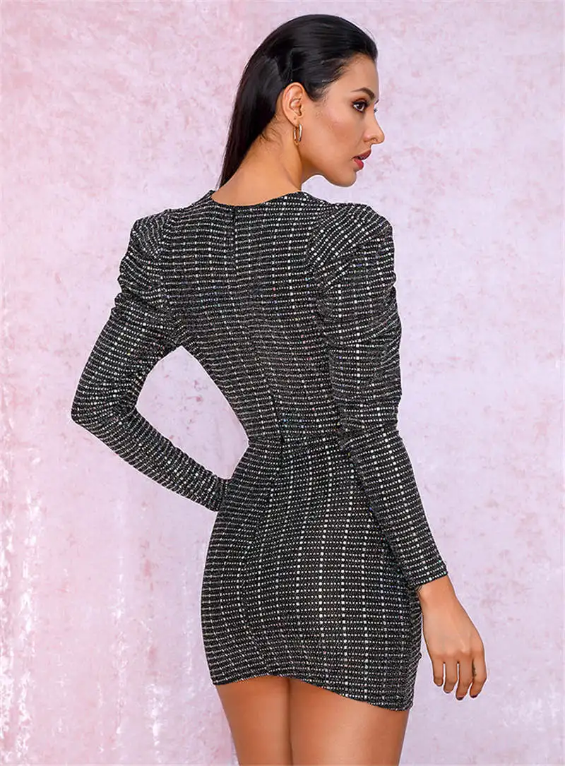 Пикантное облегающее мини-платье с глубоким V-образным вырезом и длинным рукавом
