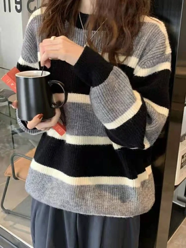 

Женский бархатный свитер с принтом в виде енота