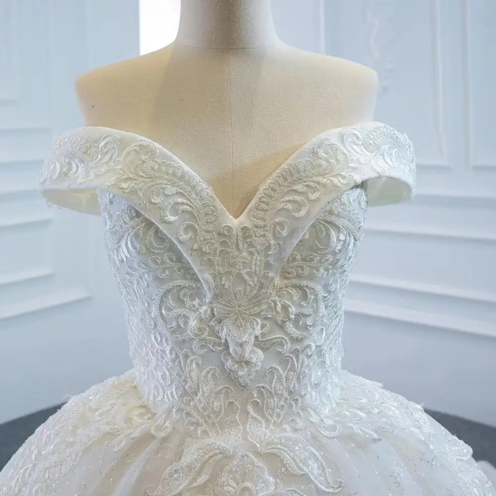 2021 Ultra Beautiful Ball Gown Wedding Dress Luxury Lace Sliver Spray Bridal Gown Long Train Lace Up Back Off Shoulder