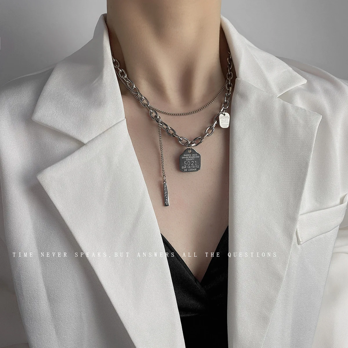 

Hip hop titanium steel necklace female double layer letter tag chain niche high class sense of cold wind collarbone chain