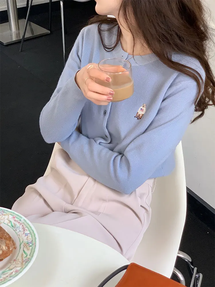 Женский трикотажный кардиган с вышивкой Медведь 7 цветов |