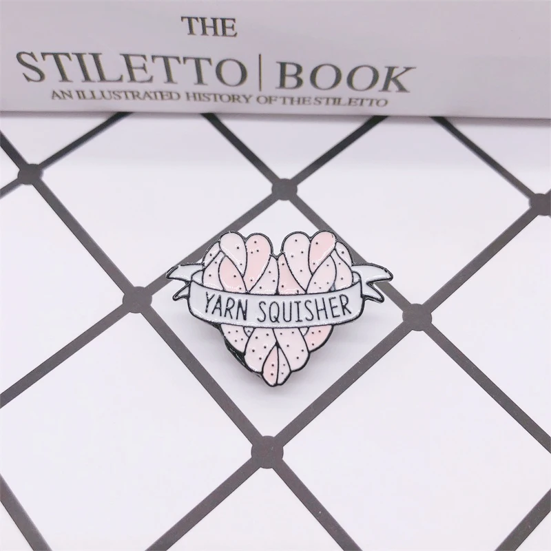 Мультяшная Розовая белая лента в форме сердца эмалированная брошь виде пряжа