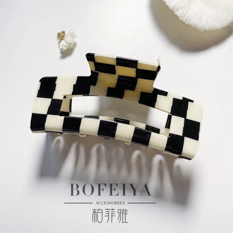 Заколка-краб для волос женская ацетатная в черно-белую клетку |