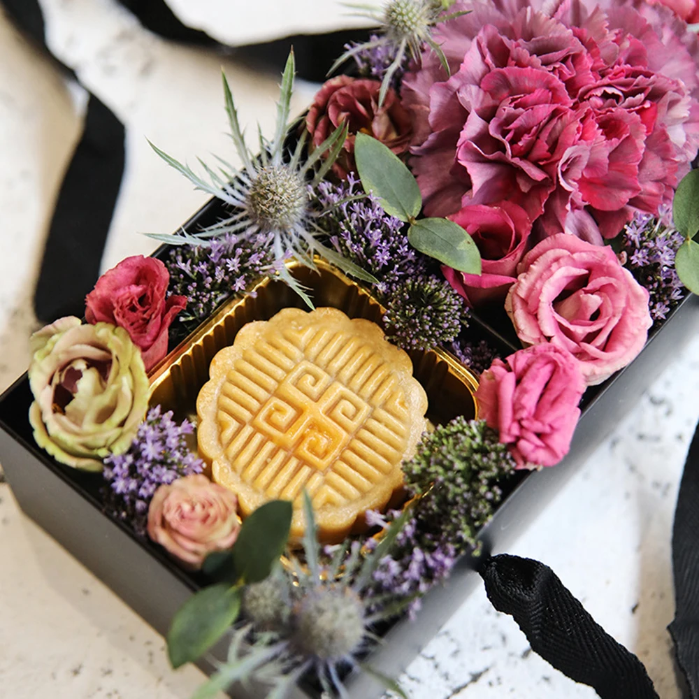 Коробка с цветами ручной работы в сложенном виде перегородкой форме сердца