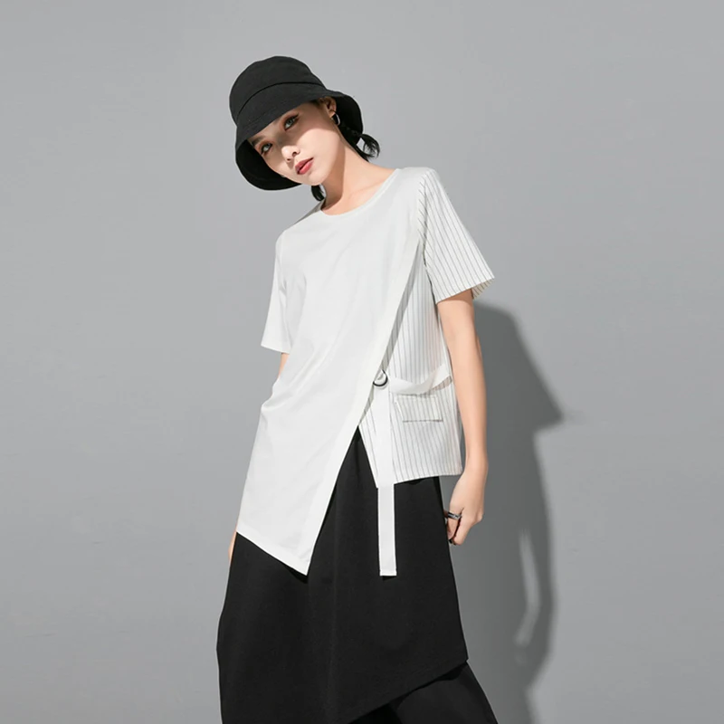 Женская Асимметричная футболка с разрезом черная Повседневная в полоску