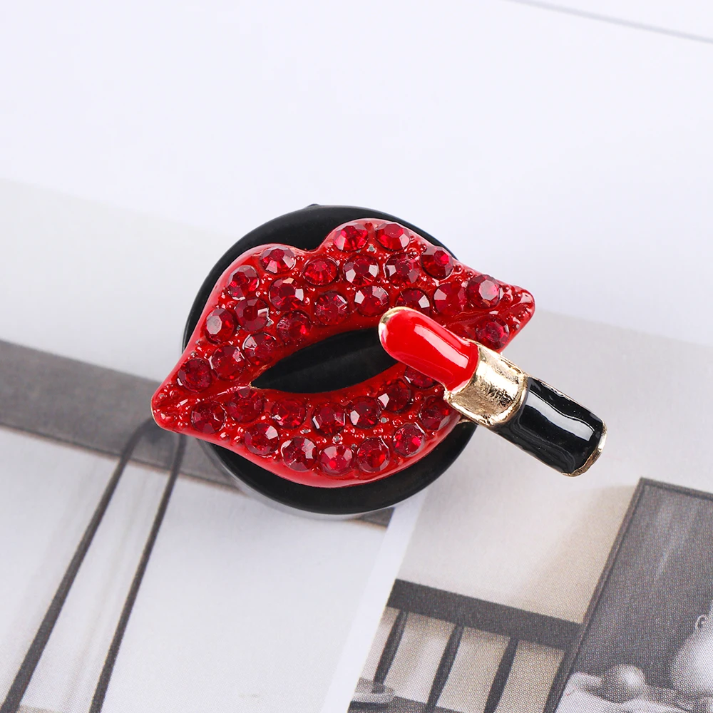 Автомобиль отделкой в виде красных губ автомобильного воздуховыпускного