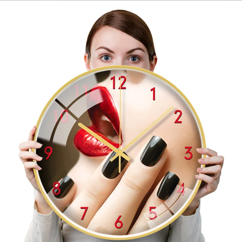 Металлические настенные часы с изображением поцелуя губ в скандинавском стиле