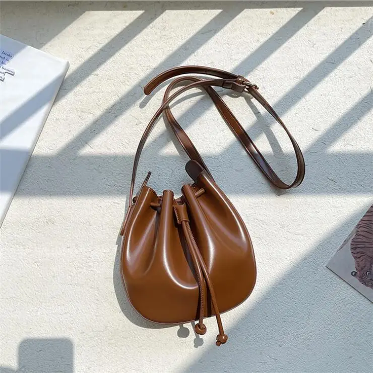 

Новая сумка MAGOGO, сумочки, нишевая женская сумка через плечо из искусственной кожи, модная популярная сумка-мессенджер, сумка-мешок со шнурко...