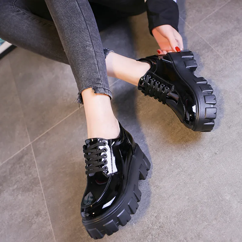 

Массивные кроссовки; женская обувь на плоской платформе; обувь из лакированной кожи на шнуровке; обувь на толстой платформе для женщин; крип...