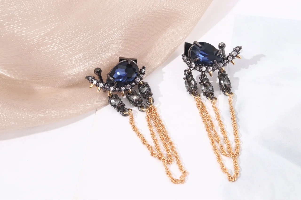 

European and American talented designers create fashion trend tassel earrings