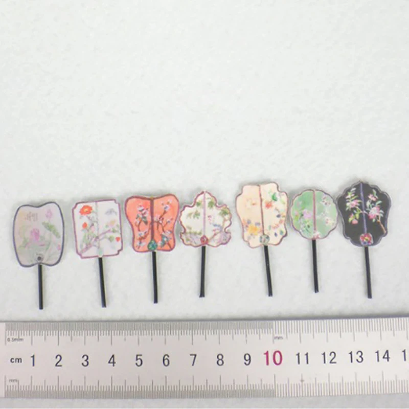 

2Pcs Classic Chinese Style 1:12 Dollhouse Miniature Lady Fan Dolls' Accessories Or Dollhouse Decals RANDOM