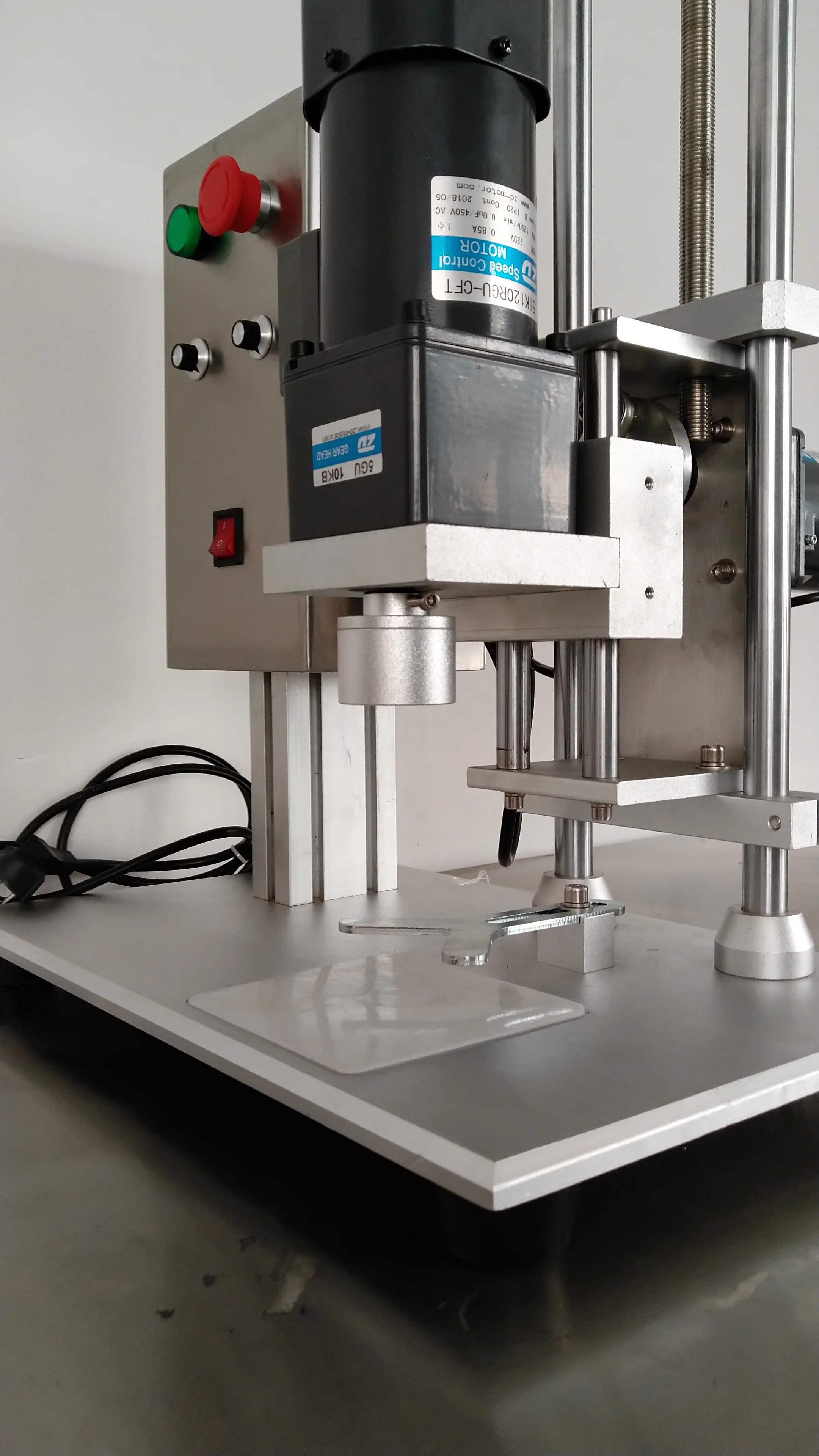 

Semi automatic screw capping machine bottle capping machine for glass bottles plastic bpttles