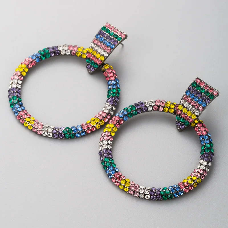 Массивные большие круглые серьги гвоздики с вымощенным цветным фианитом