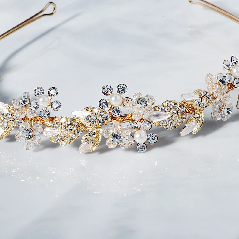 Повязка на голову женская с цветами и кристаллами серебристого цвета | Украшения