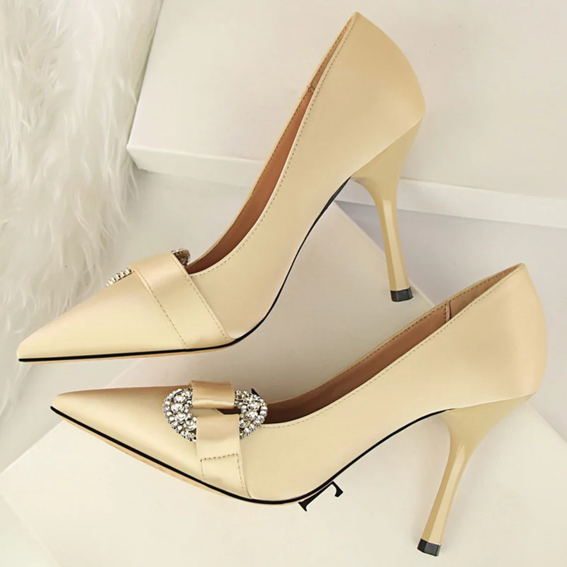 Женские атласные туфли на высоком каблуке 9 см лодочки с кристаллами женские